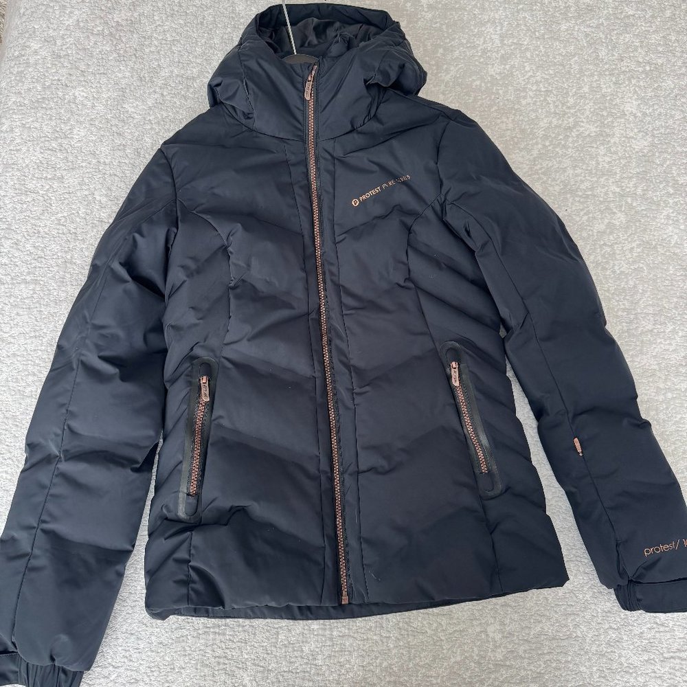 Protest Artsy Ski Jacket in black - sz S